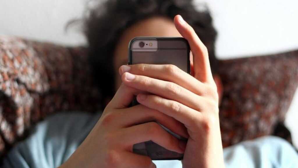 звичка заглядати в телефон