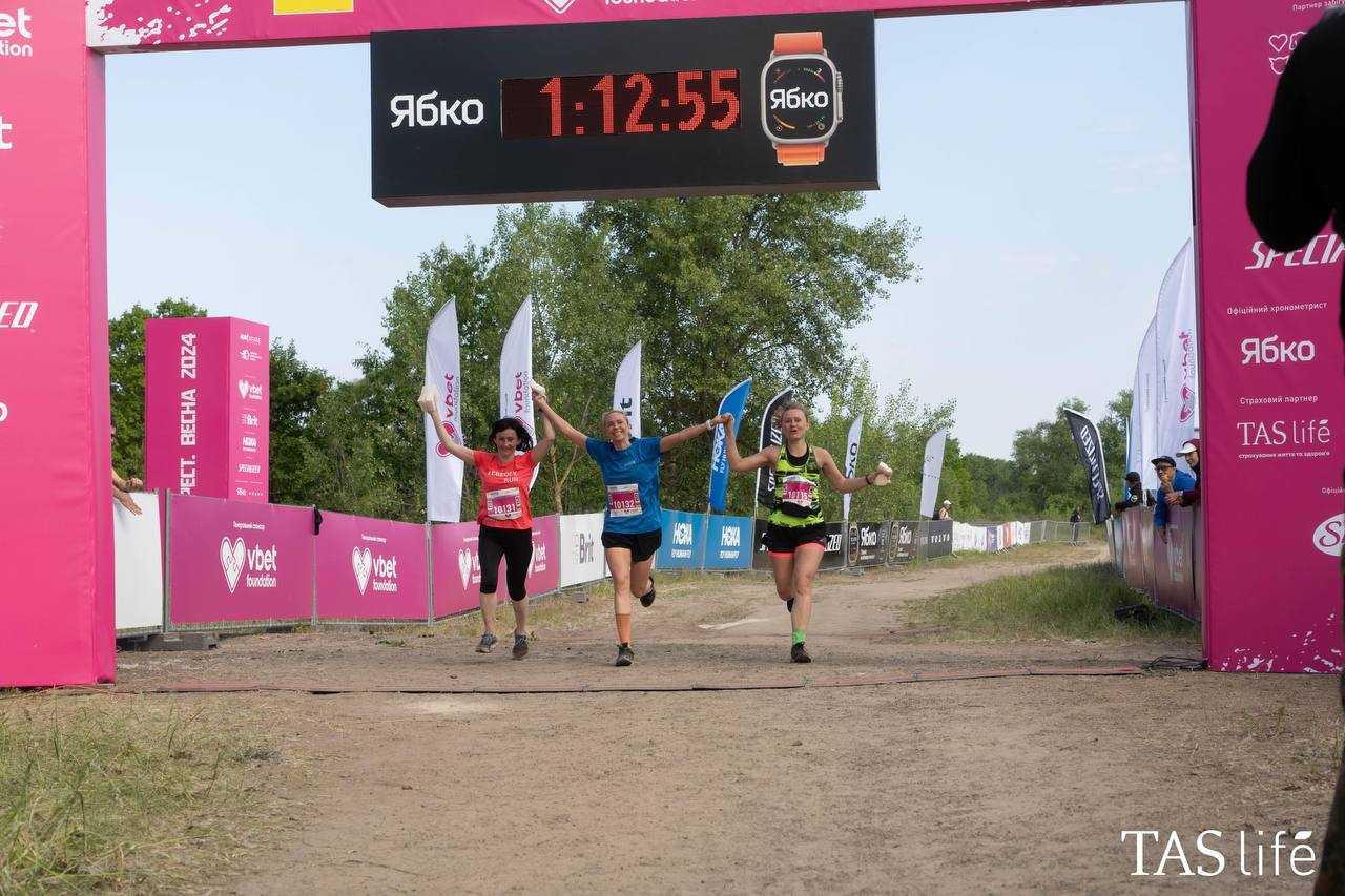 Наталія Стихальська (в центрі)